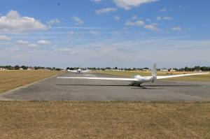 Planeur et Avion prêt au décollage